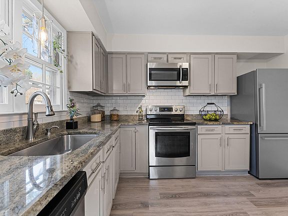 4th image of 921 Hampshire Ct