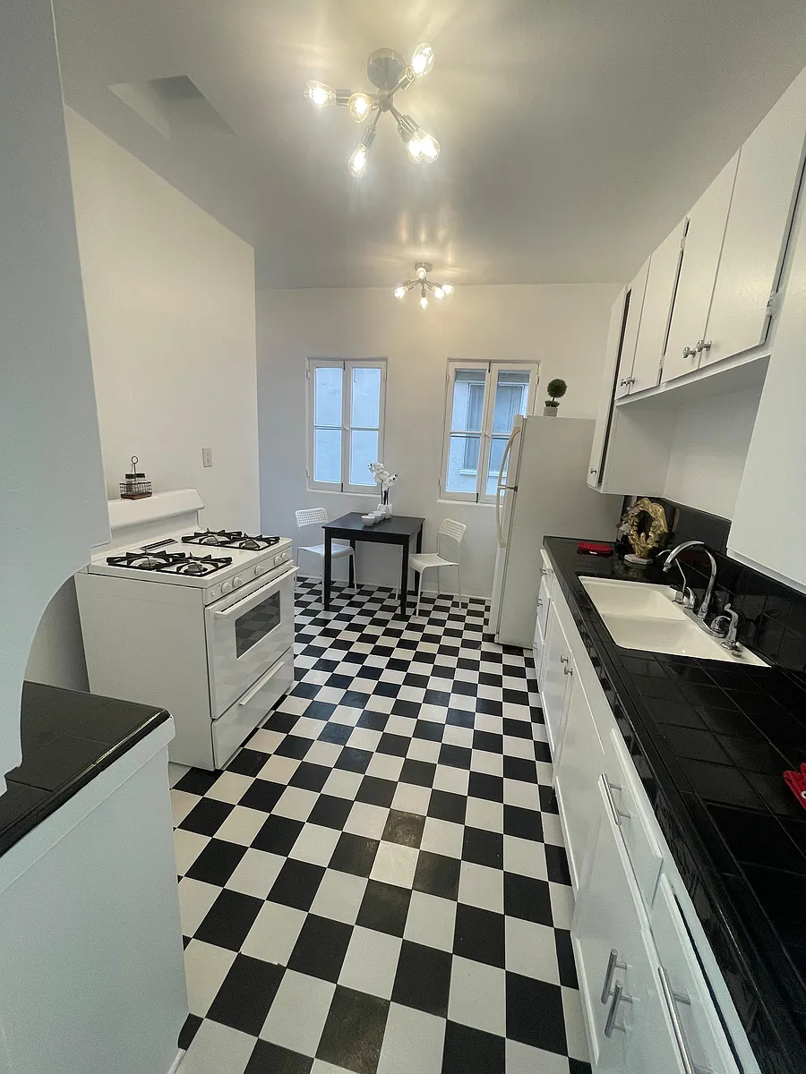 Building Photo - 7948 Blackburn Ave #6