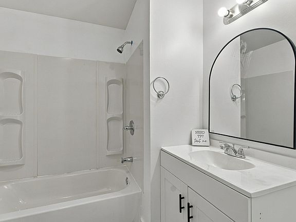 5th image of 224 Lee St