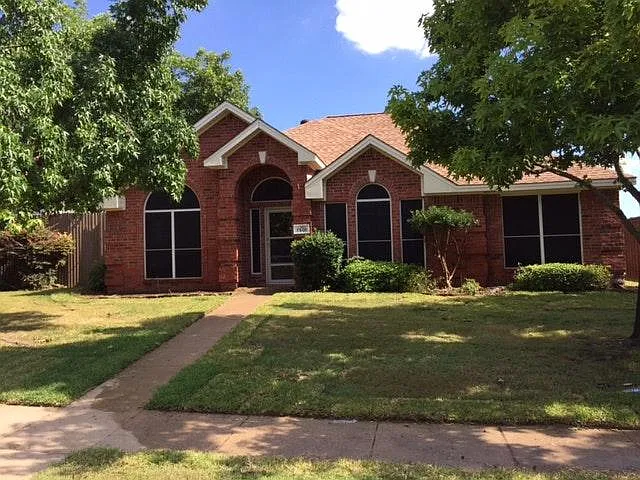 7901 Glenoaks Dr