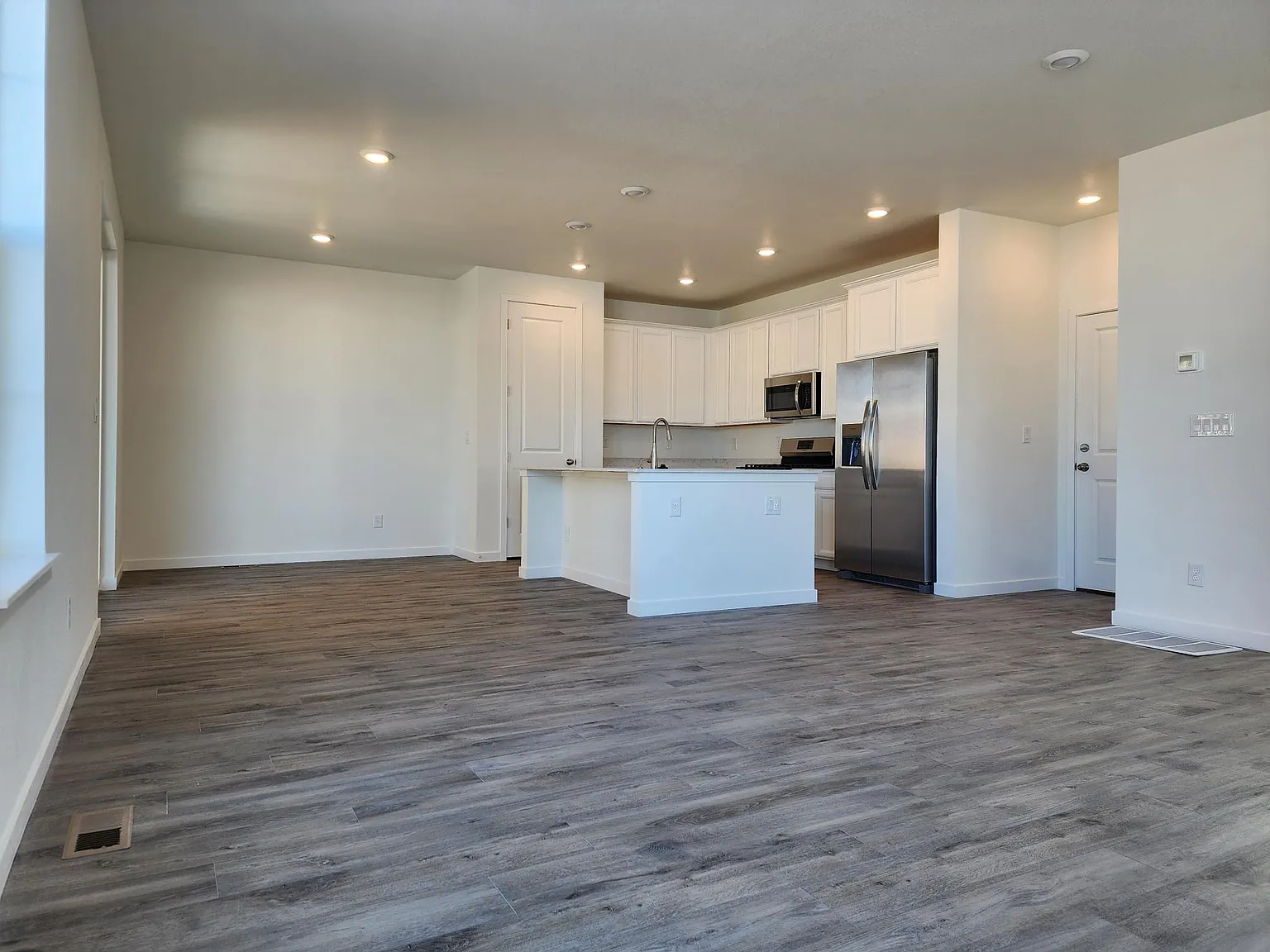 3 bed, 2.5 bath, 2564 sqft, $2,950 — Photo 3