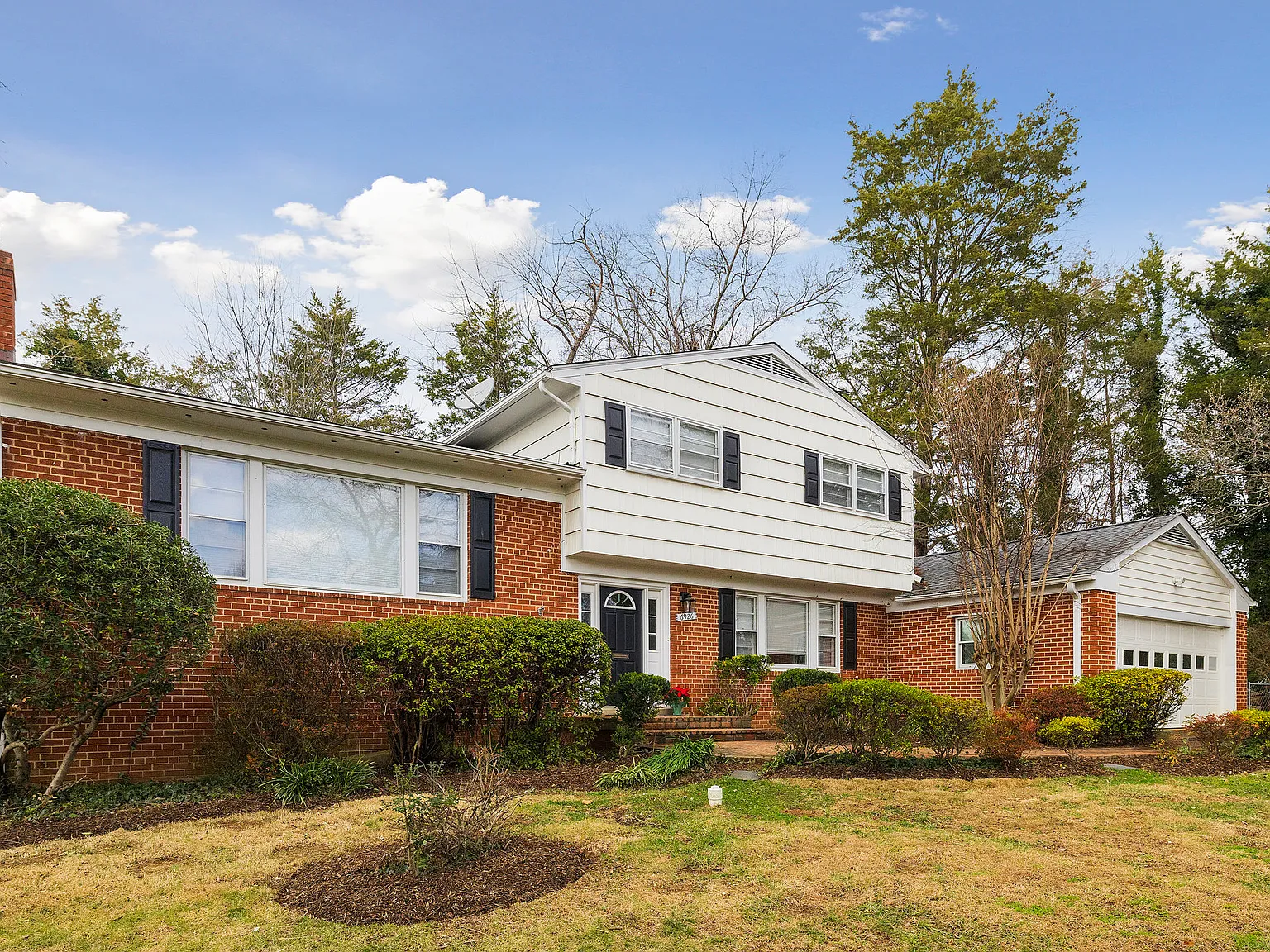 4 bed, 2.5 bath, 2404 sqft, $4,650 — Photo 2