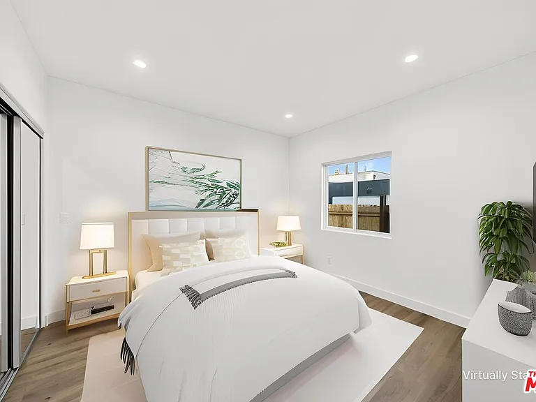 17623 Burbank Blvd — Photo 18