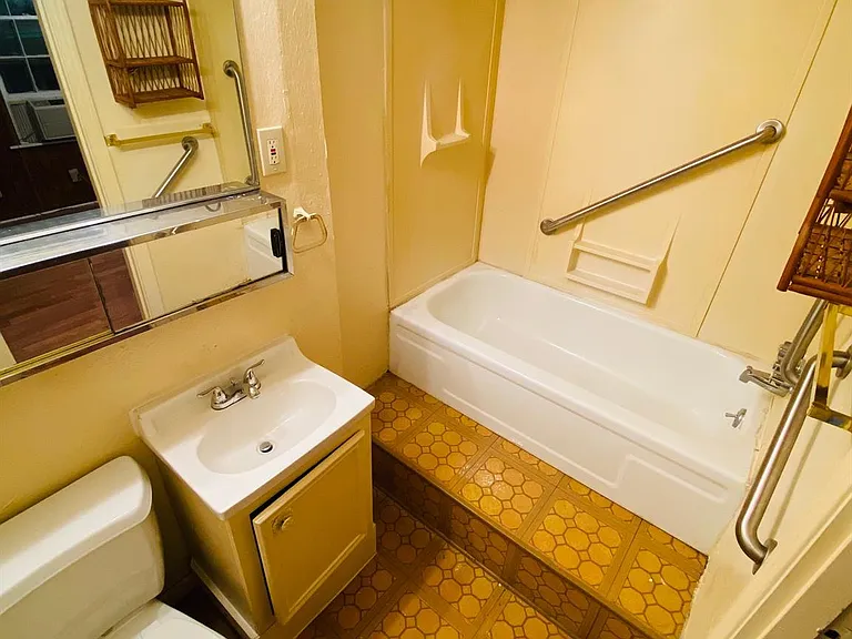 365 E Irby St — Photo 17