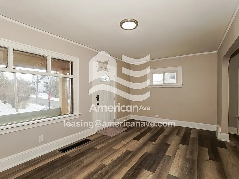 1025332_002_wm_-_living_room_13575914.jpg