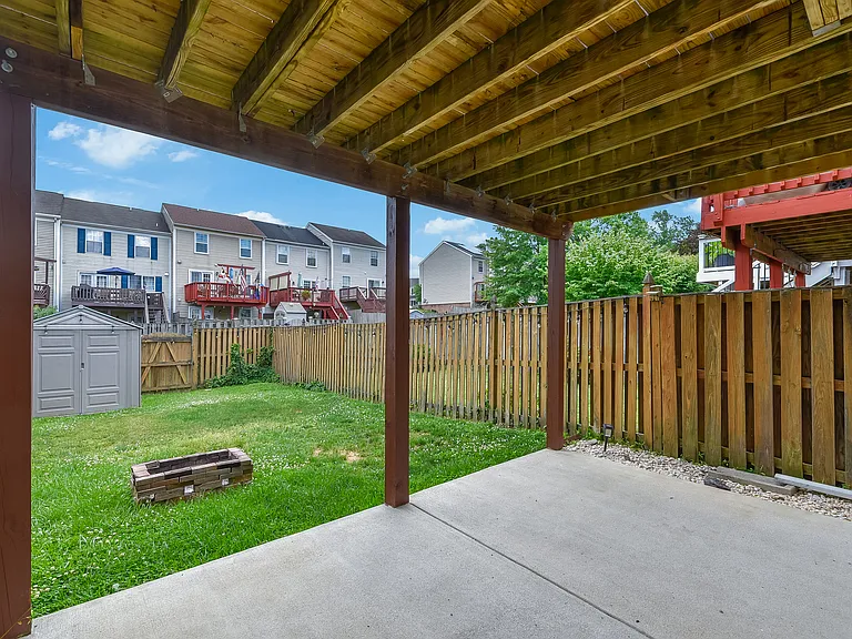 1806 Glendale Ln — Photo 33