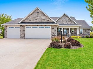 590 Royal Saint Pats Dr, Wrightstown, WI 54180