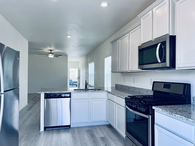 370 Maple St — Photo 9