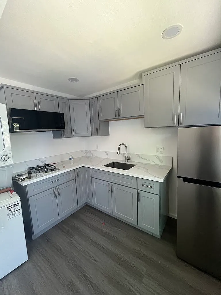 Studio, 400 sqft, $1,800 — Photo 1