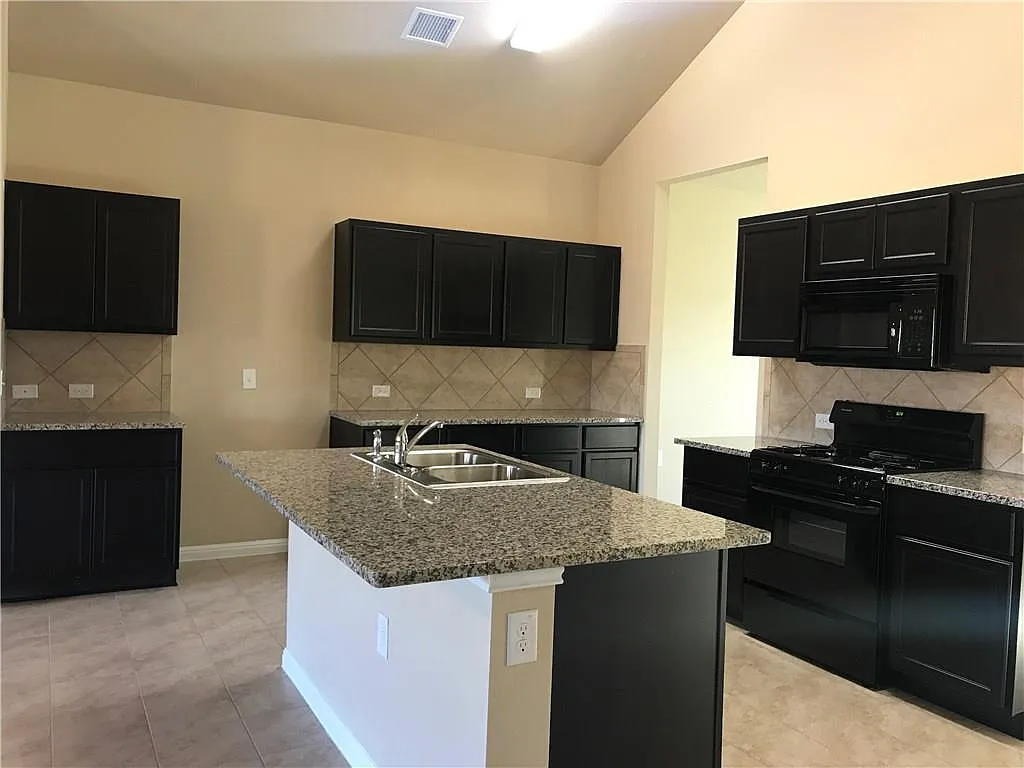 4 bed, 2.5 bath, 2216 sqft, $2,300 — Photo 3