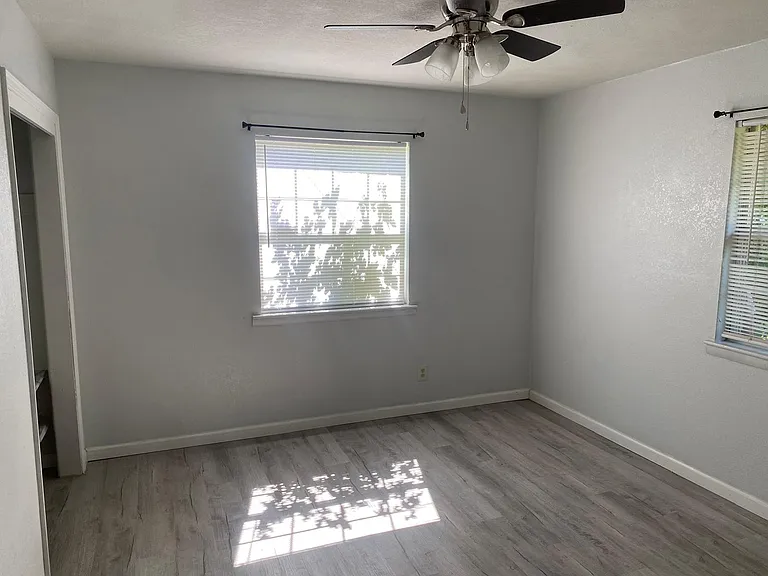 213 Sanders Ave — Photo 5