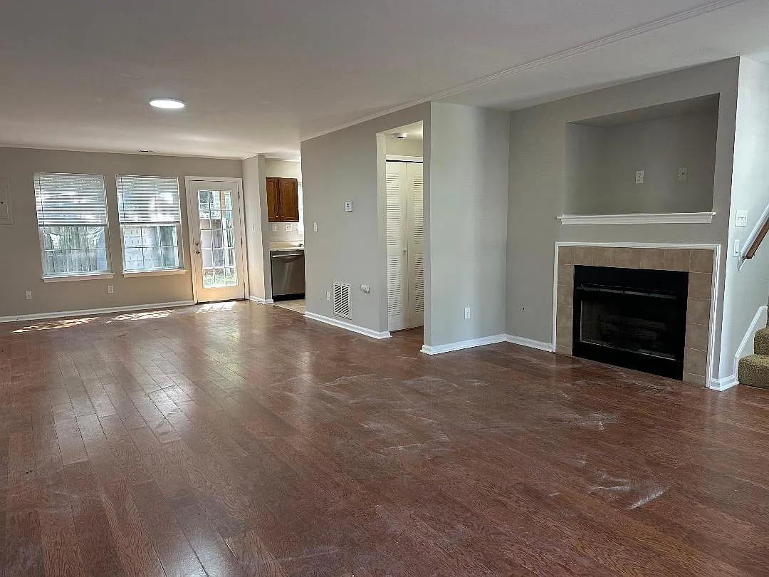 3 bed, 2.5 bath, 1518 sqft, $2,100 — Photo 2
