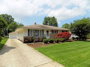 3976 River Ln, Rocky River, OH