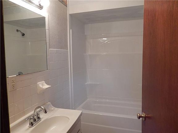5th image of 136 Johnson Cir