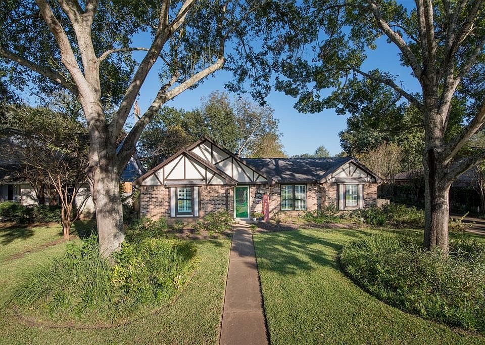 Welcome to this charming home in the proximity of Tomball downtown and walking distance from Tomball High School.