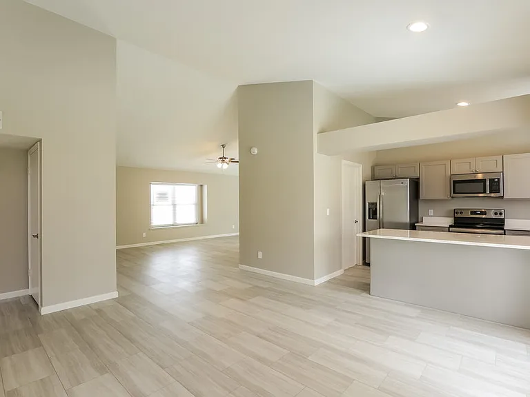 1237 E Wickieup Ln — Photo 3
