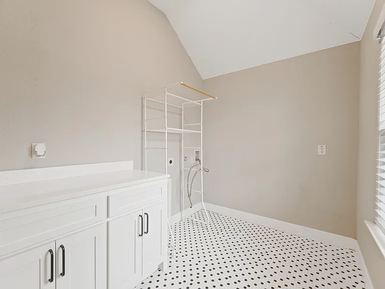 1306 Maverick Ln — Photo 15