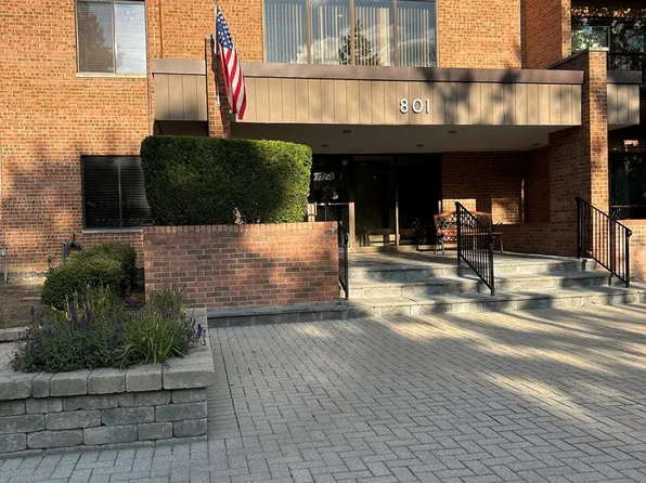 801 79th St APT 105, Darien, IL 60561