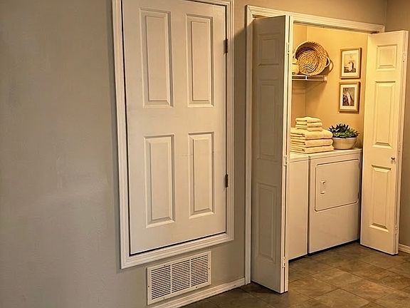 5th image of 903 W Walnut St APT A