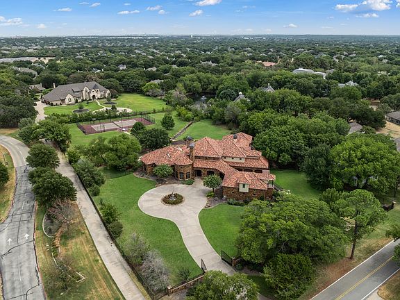 3rd image of 211 Pine Dr