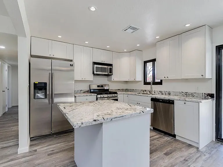 1221 E Henry St — Photo 4