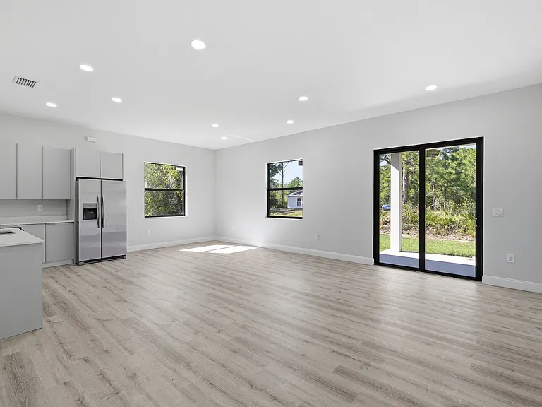 825 Carbon St E — Photo 16