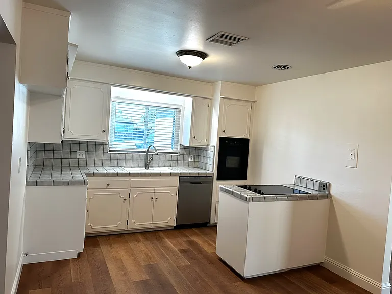 33 Russell Ave — Photo 8