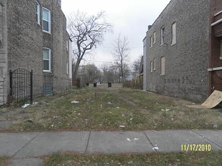 2nd image of 440 W 60th Pl