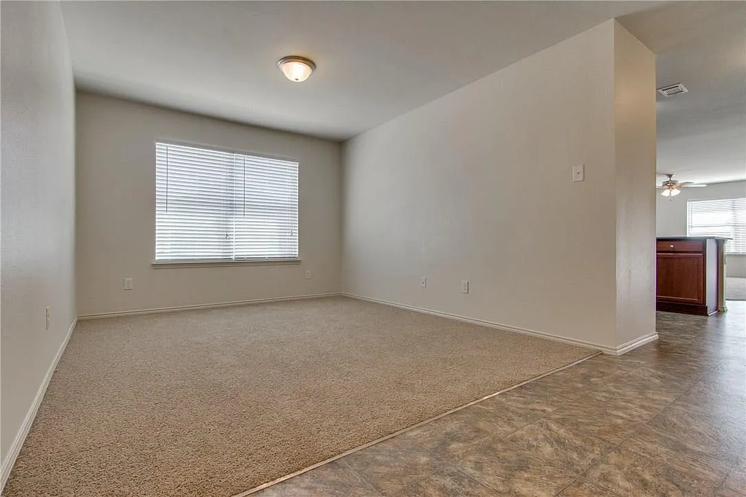 3 bed, 1921 sqft, $2,100 — Photo 2