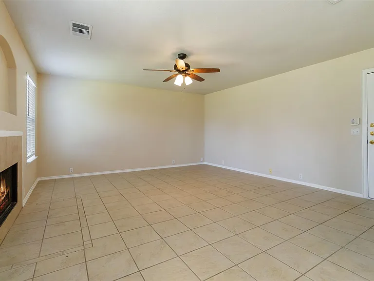 401 Spruce Dr — Photo 7