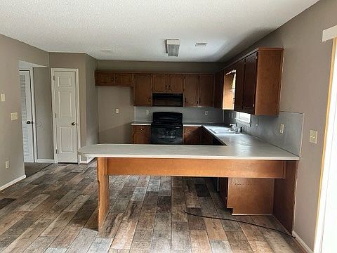 3rd image of 2212 Cheshire Dr