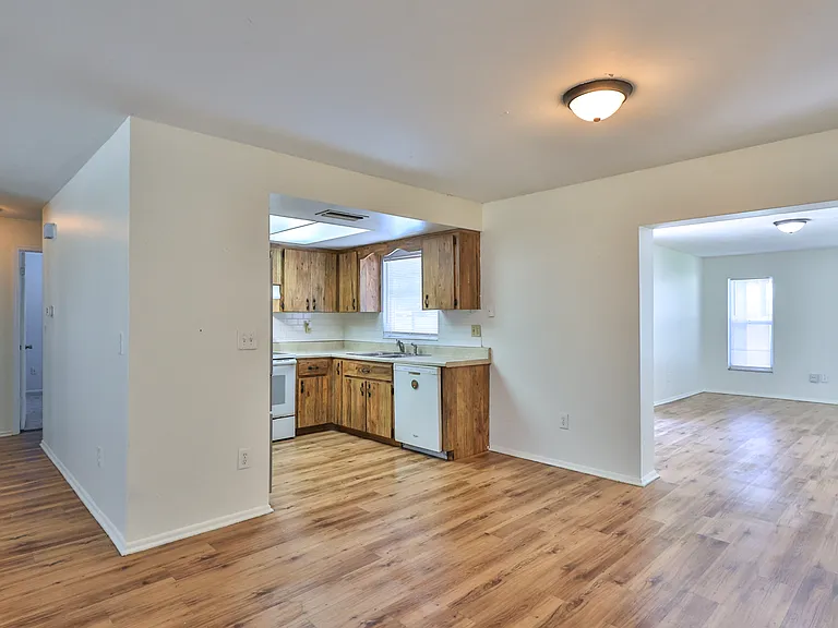 1404 Dexter Dr N — Photo 6