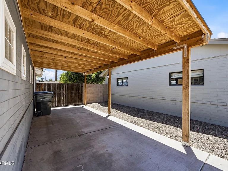 1031 E Vermont Ave — Photo 30