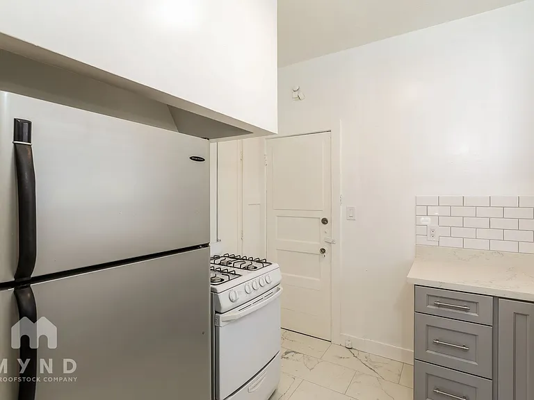 848 Erie St #4 — Photo 4