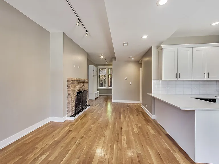 1914 W Crystal St #2R — Photo 5