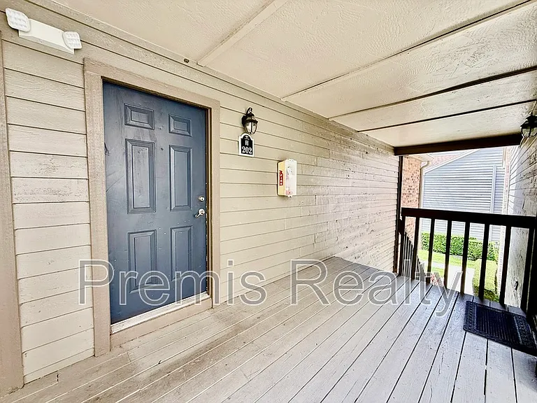2500 Winding Creek Blvd #H202 — Photo 2