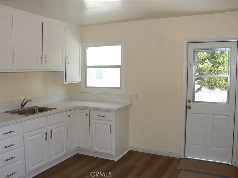 1613 W Victory Blvd — Photo 9