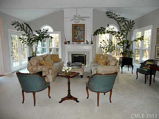 4th image of 7334 Versailles Ln