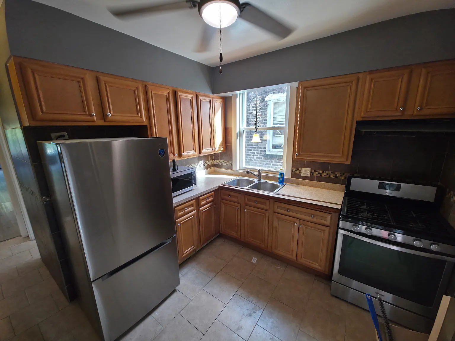 940 N Leclaire Ave — Photo 2