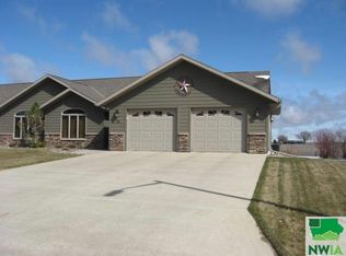 1709 Wolfpack Dr, Hull, IA 51239