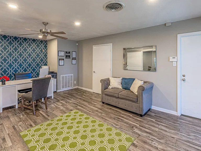 South Crest Apartments: All Bills Paid -Dazzling Dallas Apartments in Quiet Area! — Photo 33