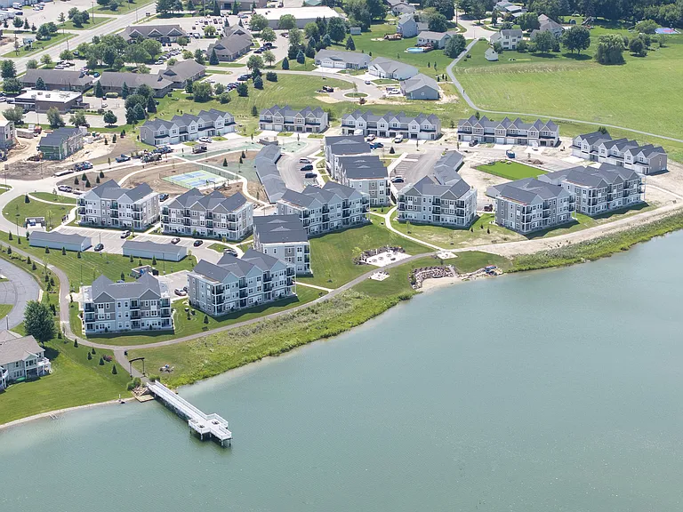 Elmwood Lake Apartments — Photo 40