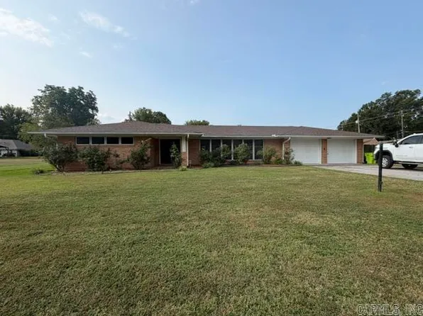 411 W 11th St, Stuttgart, AR 72160