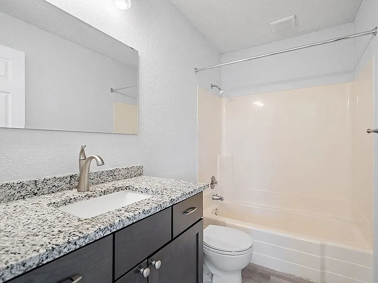 Cedar Square Apartments — Photo 14