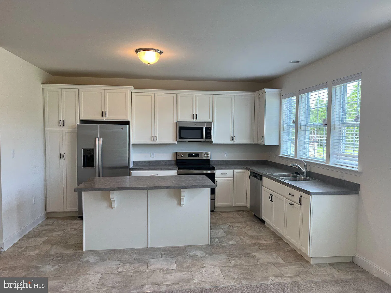 3 bed, 2.5 bath, $1,990 — Photo 3
