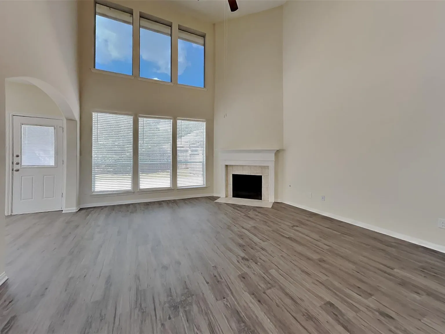 4 bed, 3.5 bath, 2727 sqft, $2,600 — Photo 2