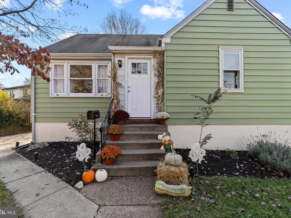 224 S Forklanding Rd, Maple Shade, NJ 08052