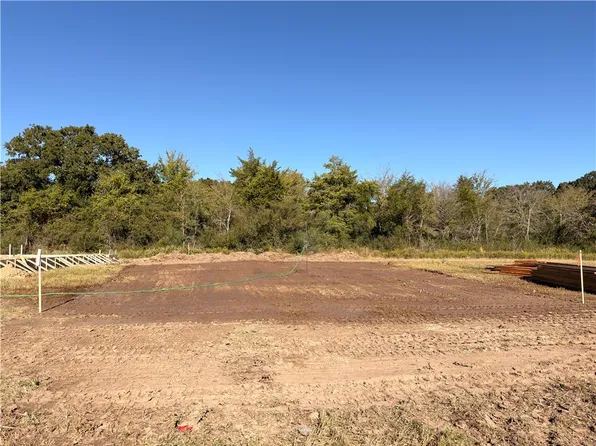 5689 Fox Bluff Dr, Bryan, TX 77807