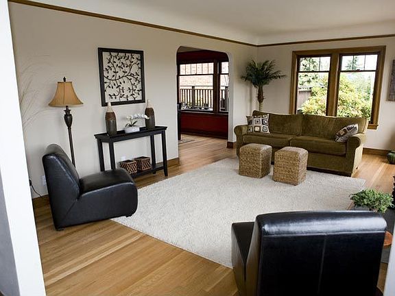 Spacious lvng rm w/coved ceiling, leaded glass windows 