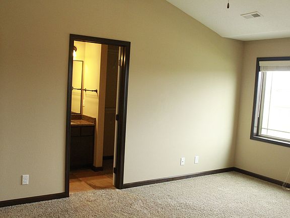 4th image of 615 Meadow Brook Pl